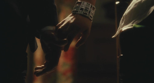 Momento en el que Cecilia Tallis y Robbie Turner se dan la mano. La joven luce un brazalete de Chanel.